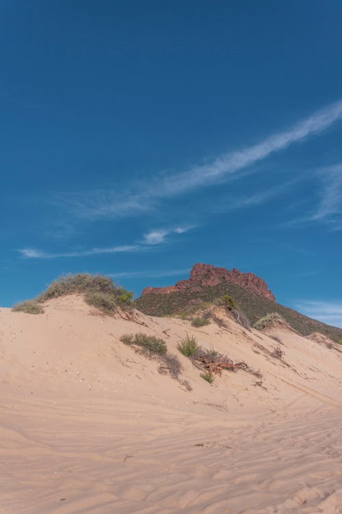 Gratis lagerfoto af bjerg, blå himmel, klitter