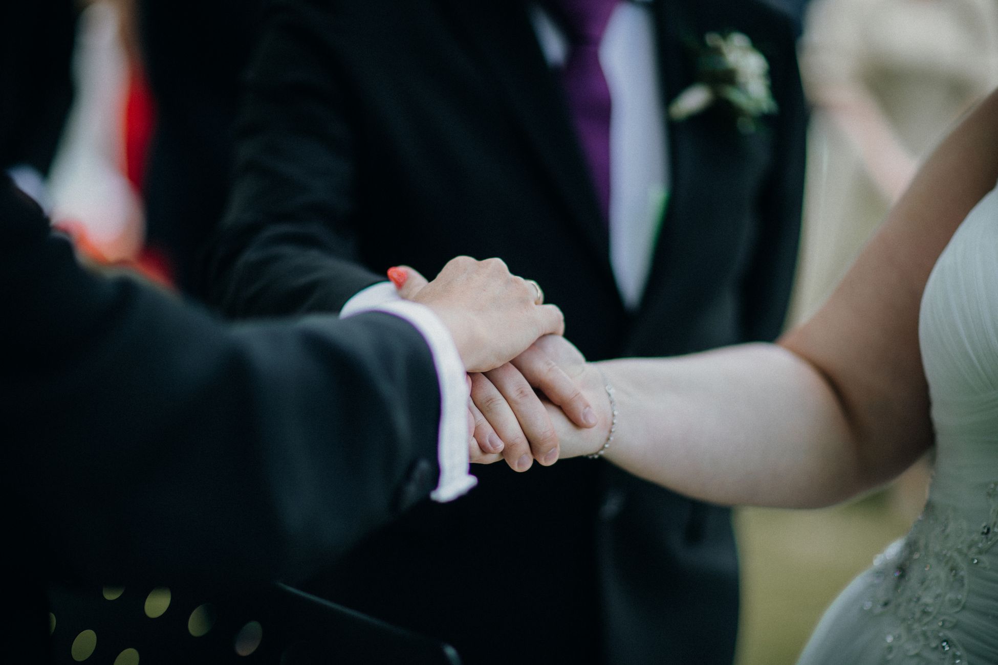 Bruidspaar herdenkt overleden familieleden tijdens bruiloft