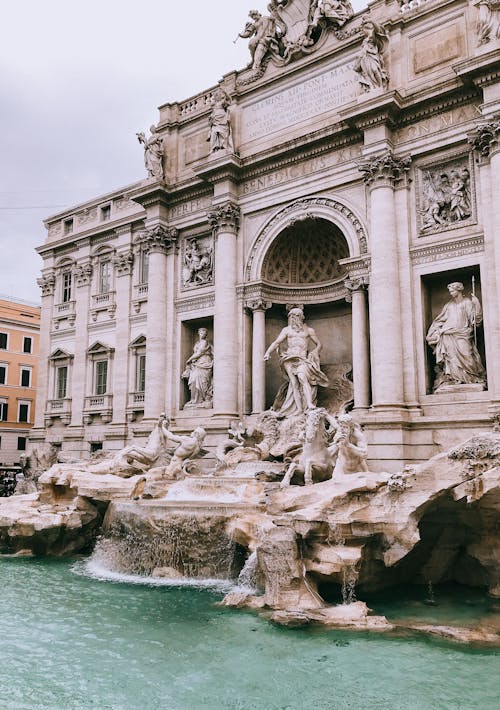 Darmowe zdjęcie z galerii z fontanna di trevi, pionowy strzał, posągi
