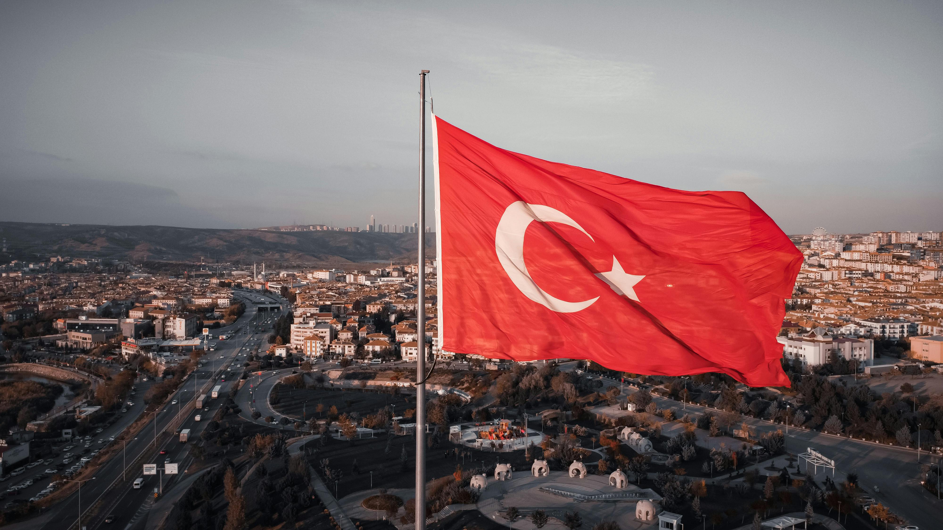 Kürşad Zorlu: Türk dili 86 milyon yurttaşımızın birliğini temsil eden yegane çimentomuzdur