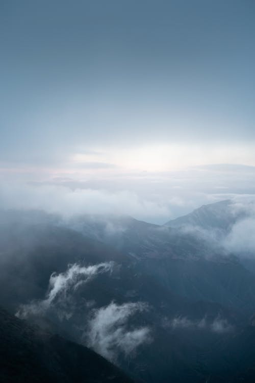 Безкоштовне стокове фото на тему «Аерофотозйомка, блакитне небо, гори»