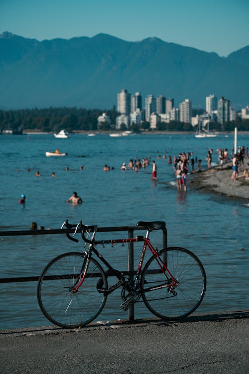 ビーチで赤い自転車の写真