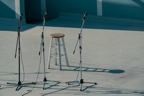 Foto profissional grátis de microfones, suporte para microfone, tamborete
