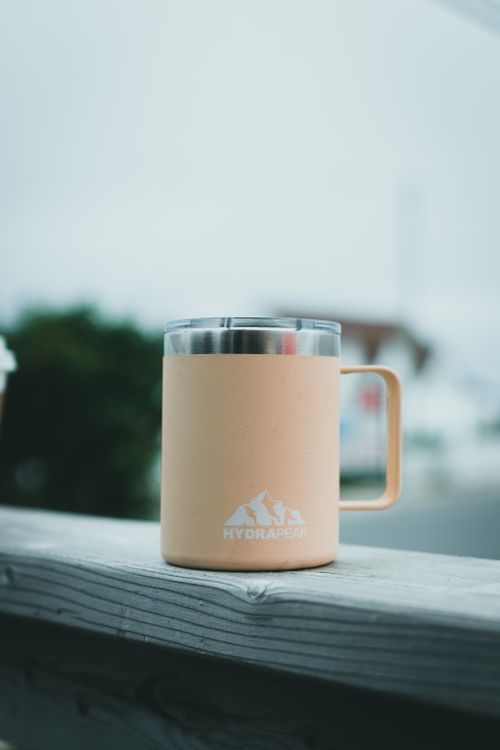 Free Close-up of a Hydrapak mug on a wooden surface outdoors, ideal for travel marketing. Stock Photo