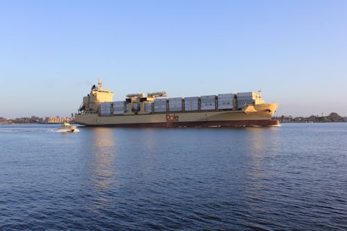 Foto profissional grátis de cargueiro, céu azul, mar