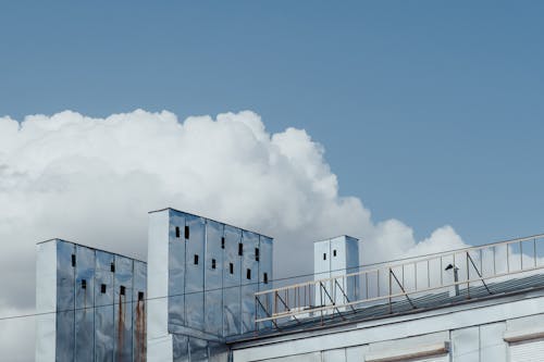 Fotobanka s bezplatnými fotkami na tému biele-oblaky, budovy, mestský
