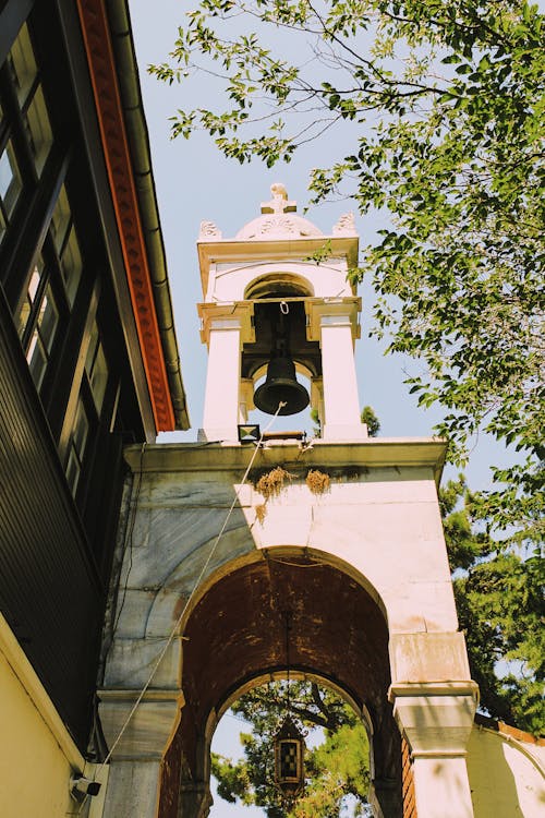 Gratis lagerfoto af kirke, klokketårn, lavvinkelskud