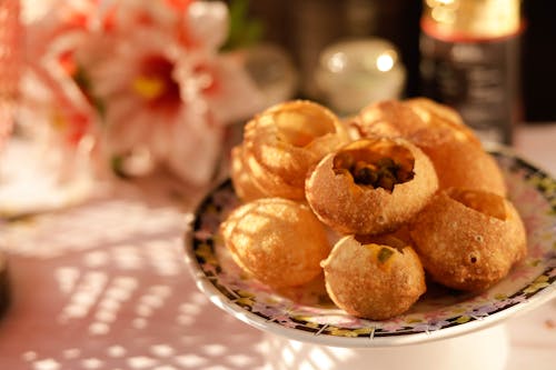 Free A Close-Up Shot of a Plate of Delicious Panipuri Stock Photo