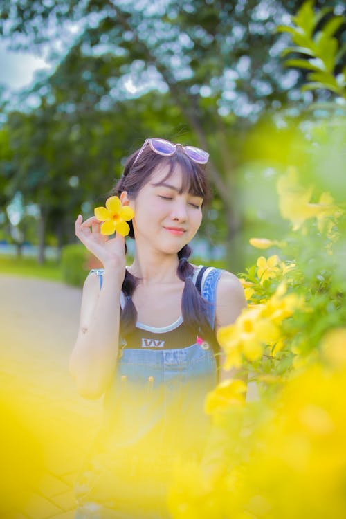 Imagine de stoc gratuită din femeie, floare galbenă, fotografiere verticală