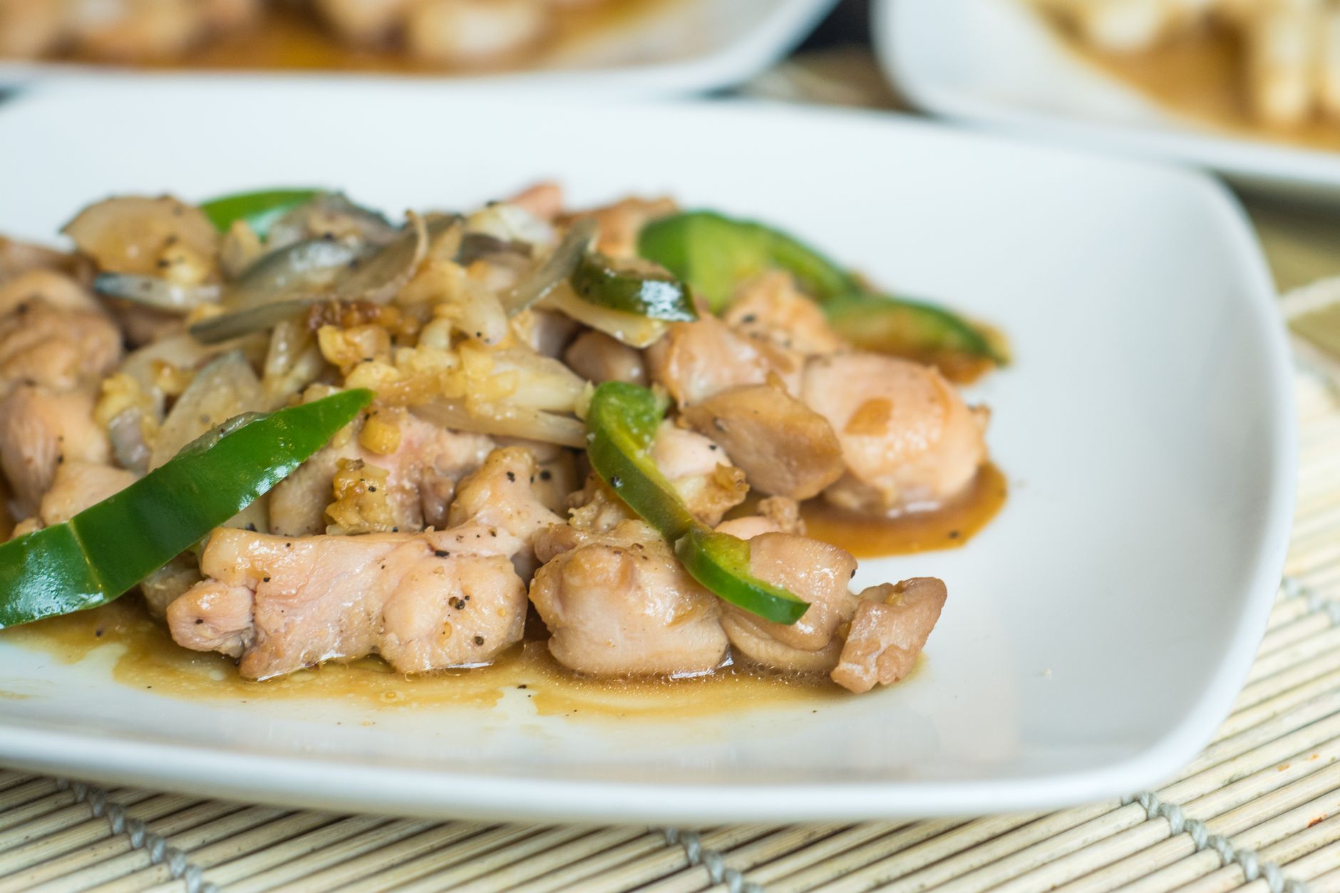 Assiette de Poulet Jerk caribéen avec riz et bananes plantains