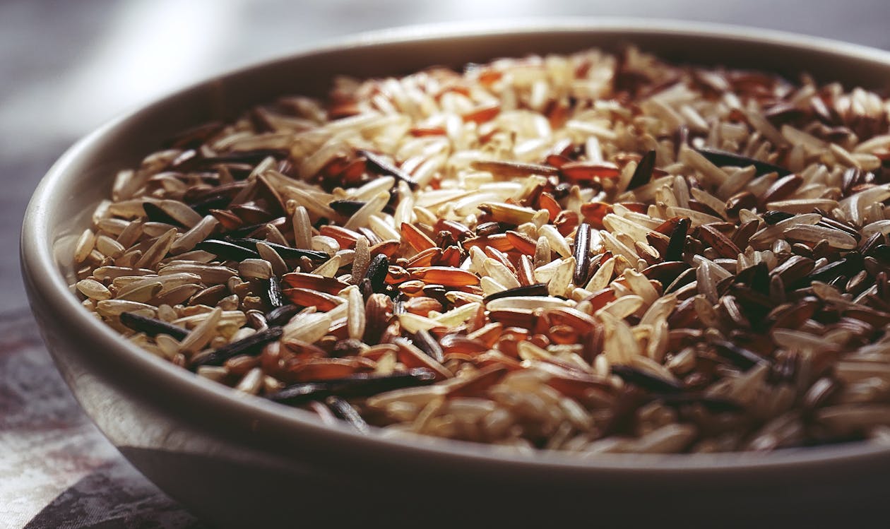 Arroz En Cuenco De Cerámica Blanca