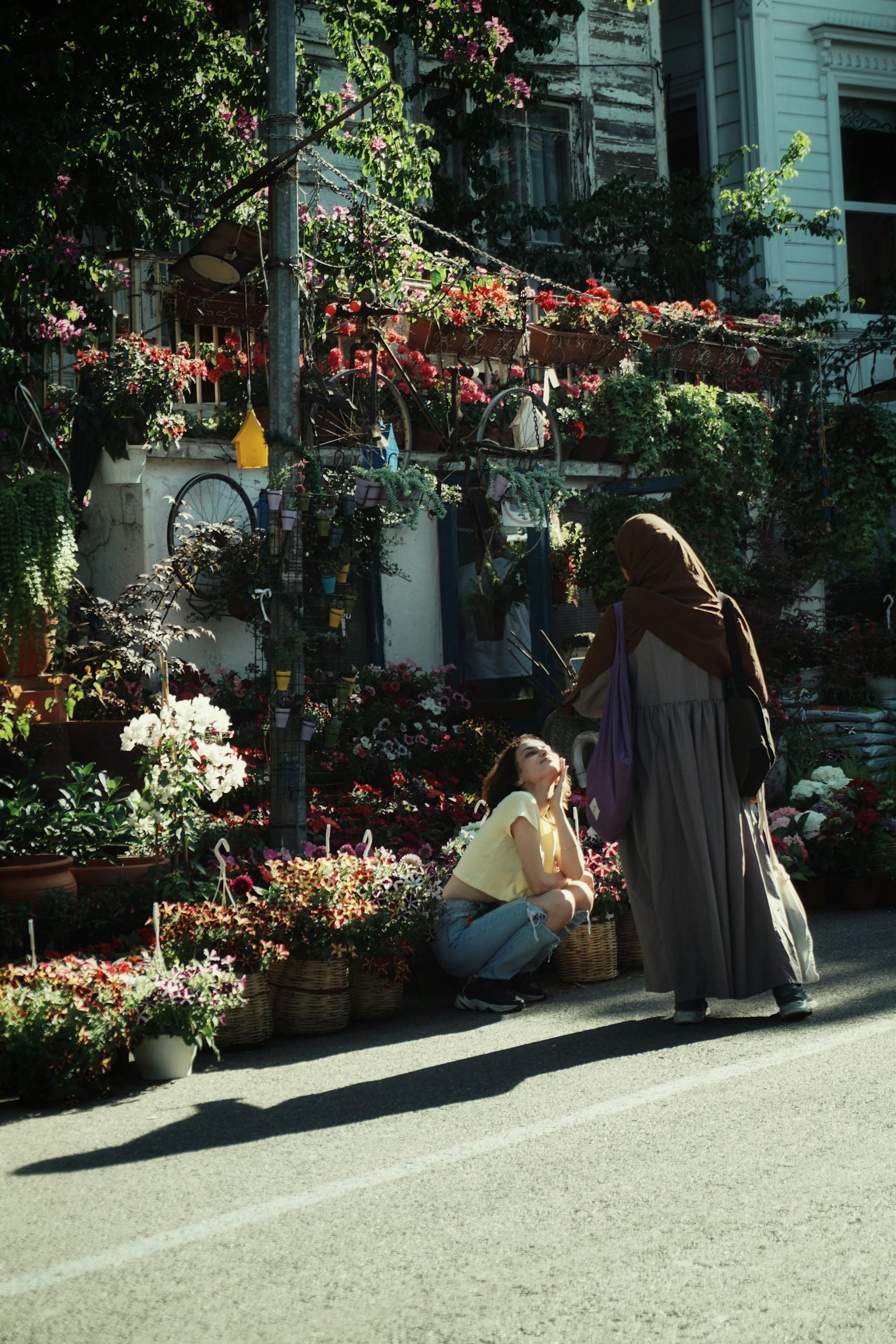 Clé de voiture et télécommande posées sur un tableau de bord