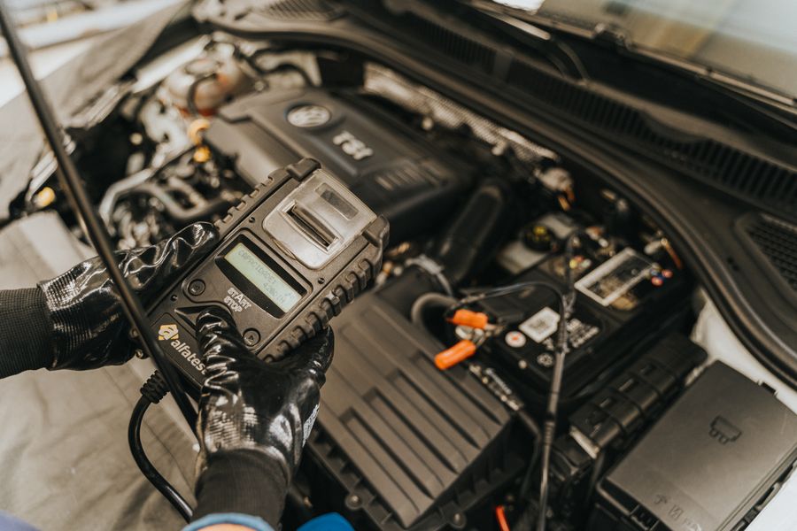 Mechaniker bei der Motordiagnose
