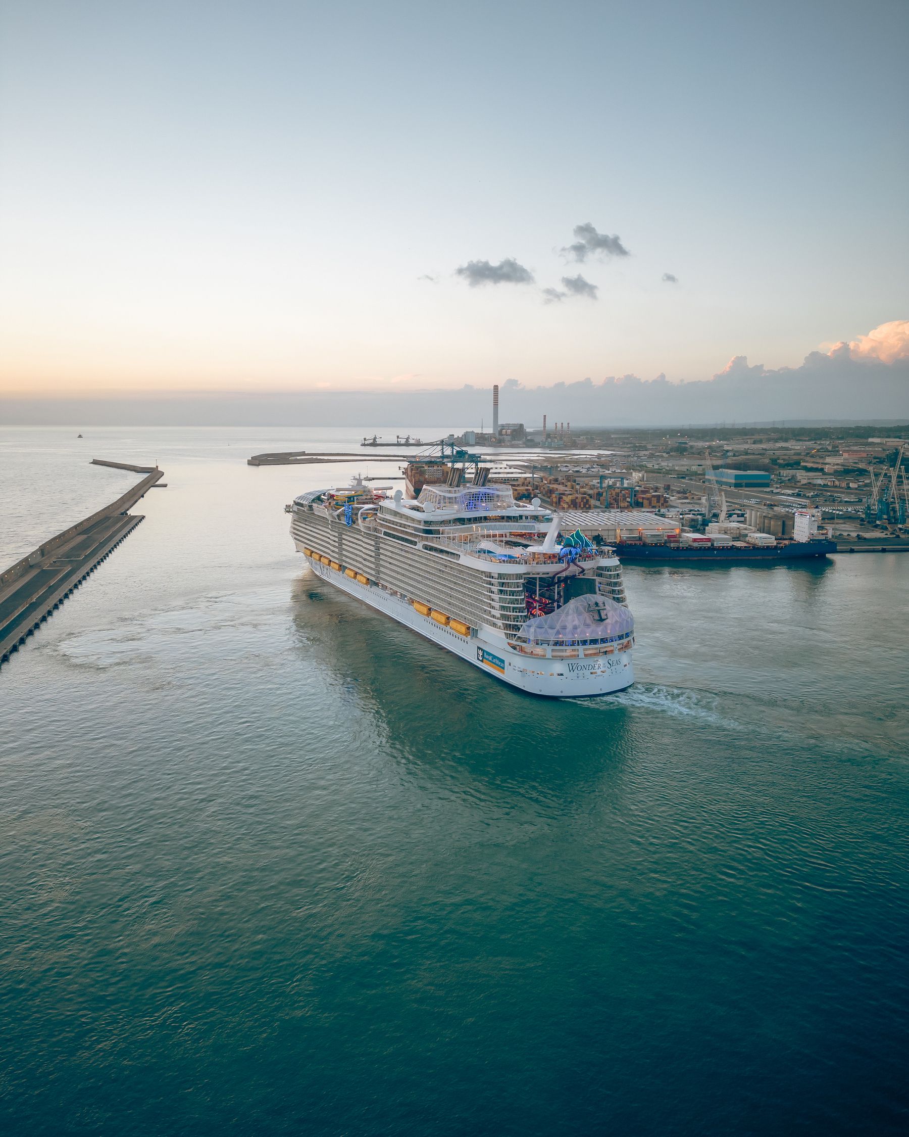 Vista aérea de un crucero saliendo de un puerto