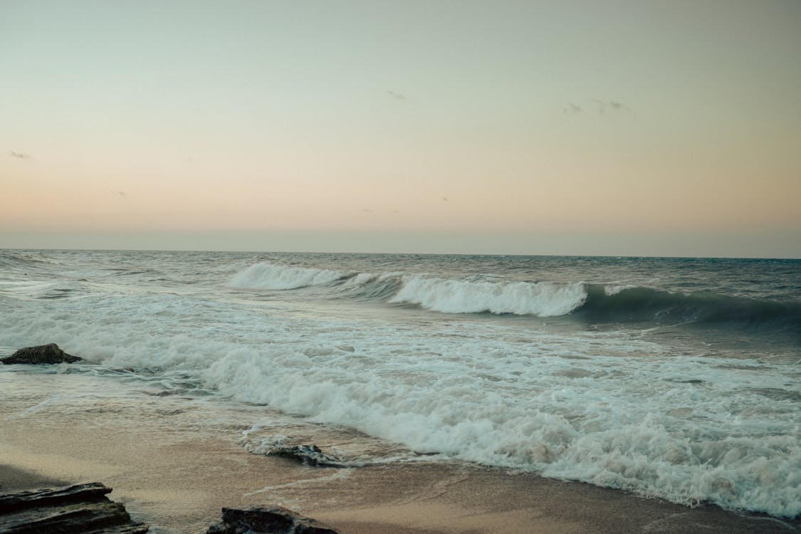 Darmowe zdjęcie z galerii z fale, plaża, rozbijanie się