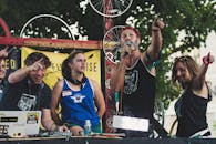 博伊西户外音乐活动上，团体表演充满活力