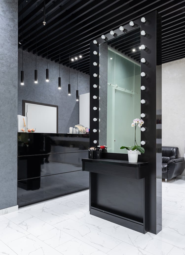 Modern Mirror With Lighting Bulbs And Reception Desk