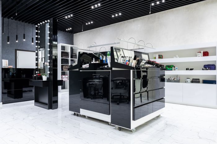Contemporary beauty counter with mirrored stations and lit vanity — photo by Max Vakhtbovych on Pexels