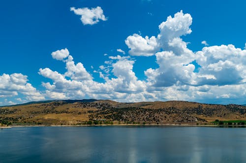 Kostenloses Stock Foto zu berge, blauer himmel, hügel