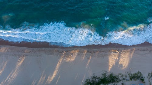 岸邊, 波浪撞擊, 海 的 免費圖庫相片