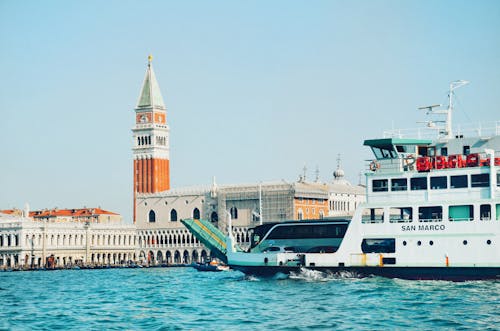 Immagine gratuita di architettonico, barca, campanile