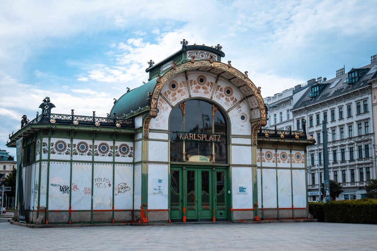 Pavilionul Jugendstil de metrou de la Karlsplatz din Viena