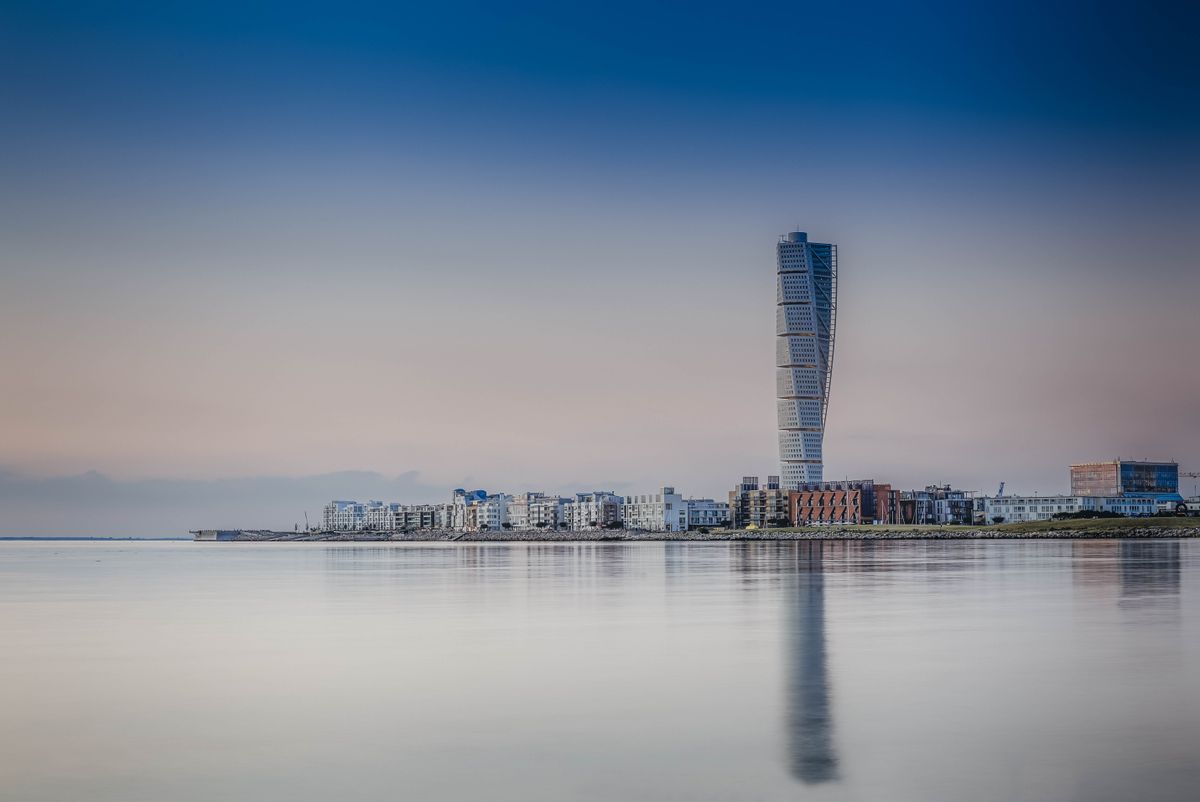 Skyline-ul orașului Malmö cu Turning Torso, văzut dinspre mare