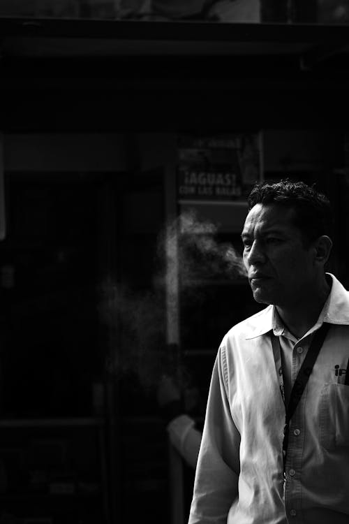 Бесплатное стоковое фото с белые длинные рукава, вертикальный выстрел, дым