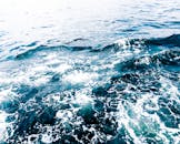 日光下，海浪捕捉着运动和海沫的生动图像