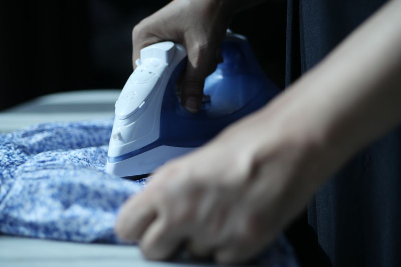 Treating fabric stain with cloth
