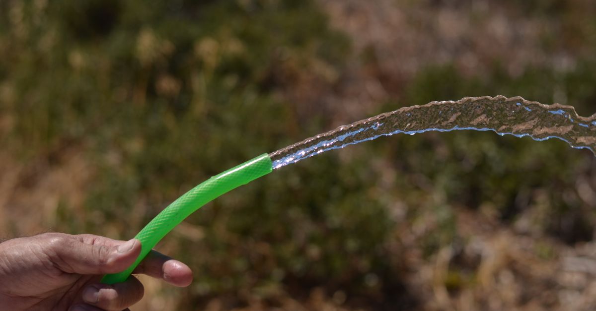 Why Your Garden Hose Always Leaks, Kinks, and Tangles (And What Actually Works for Effortless Watering)