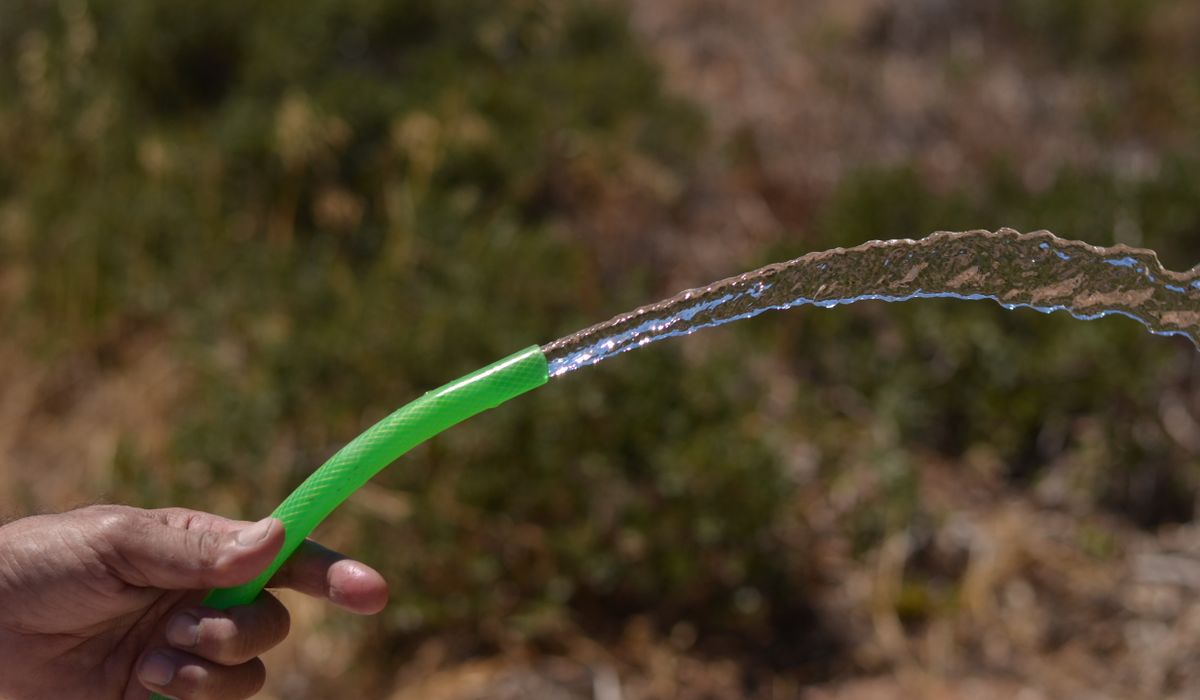 Eau s'écoulant d'un tuyau de jardin