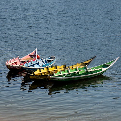 Darmowe zdjęcie z galerii z format kwadratowy, kolorowy, łodzie