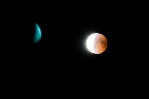 A Cosmic Date: Crescent Moon Pairs With Mars Tonight