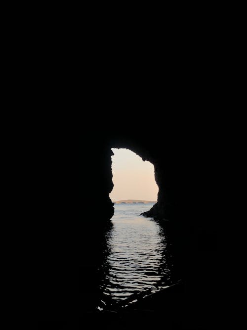 Ilmainen kuvapankkikuva tunnisteilla auringonlasku, luola, meri