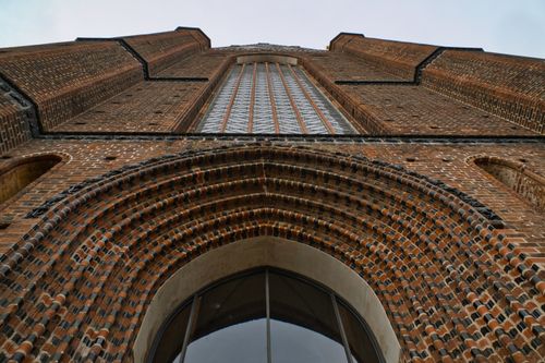 Free Low-angle view of a Gothic church facade in Wismar, Germany, highlighting brick arch details. Stock Photo
