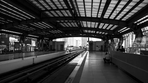 Foto d'estoc gratuïta de blanc i negre, bw, estació de metro