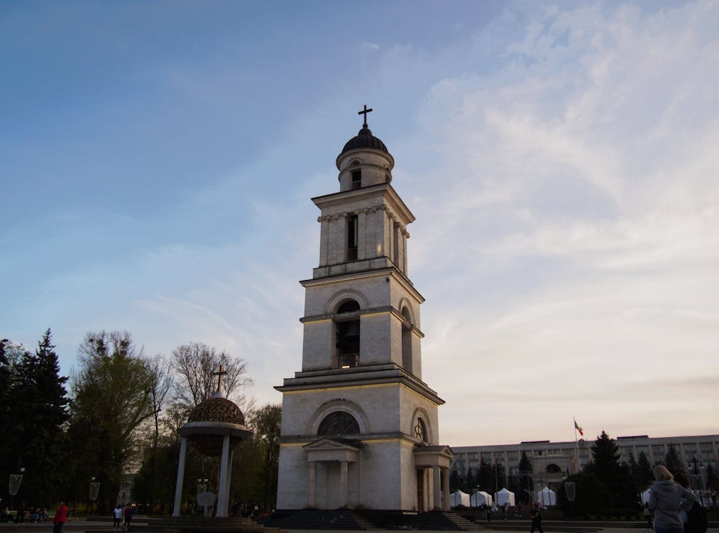 Бесплатное стоковое фото с архитектура, деревья, здание церкви