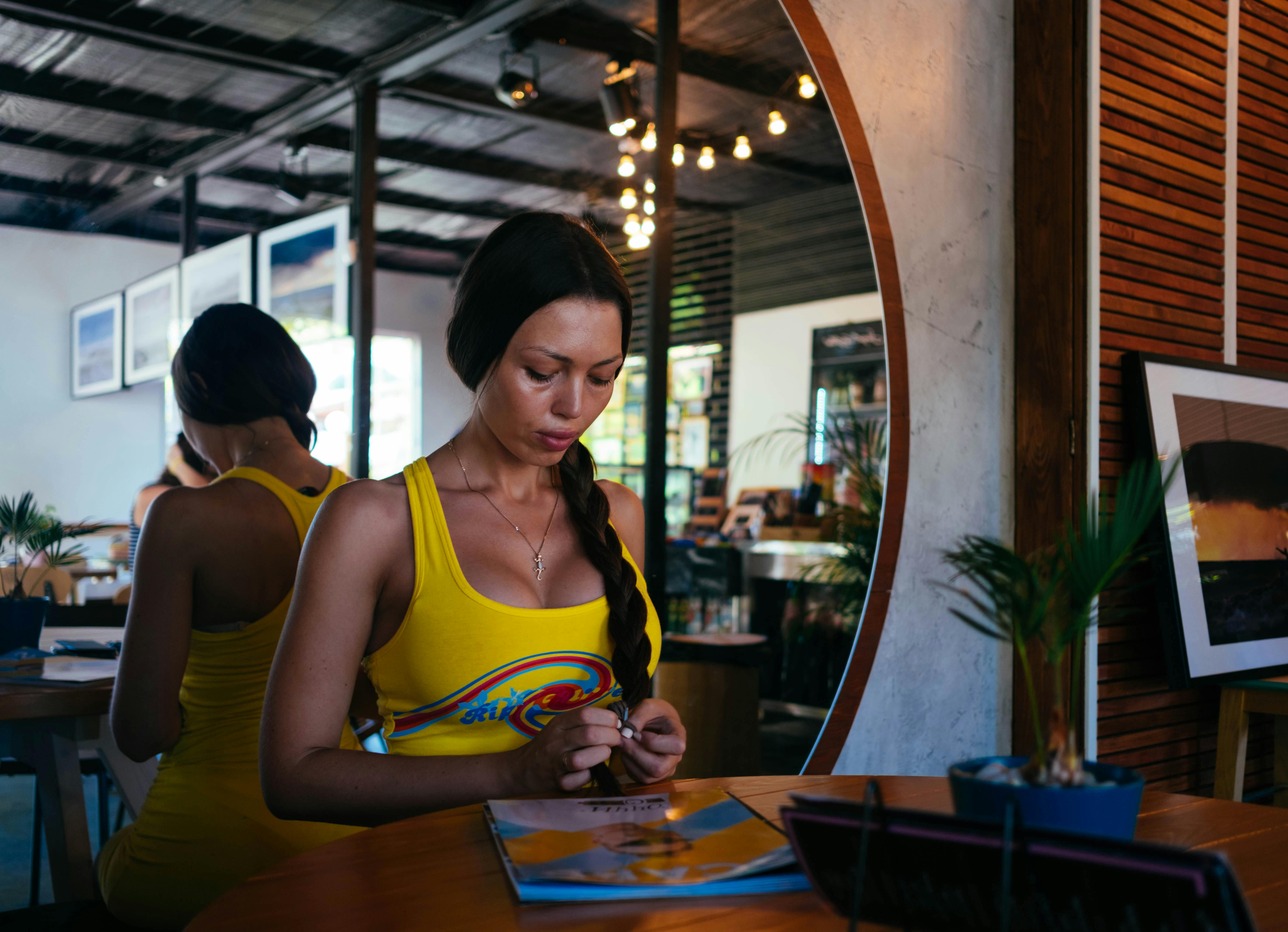 在索契一家咖啡馆内，一位年轻女子对着镜子倒影而坐