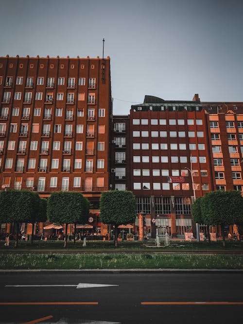 갈색 건물, 거리, 건물의 무료 스톡 사진