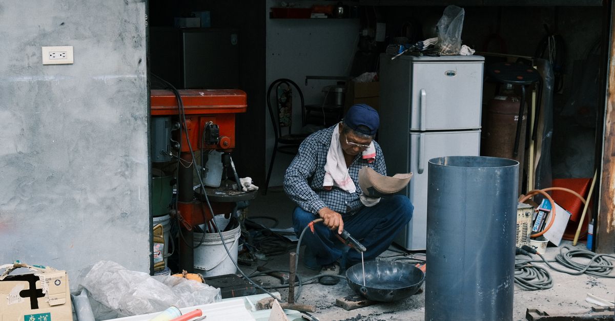 Técnico de fontanería trabajando bajo un lavabo durante una intervención