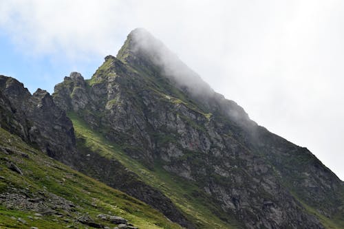 Gratis lagerfoto af bjergtinde, grønne bjerg, hvid himmel