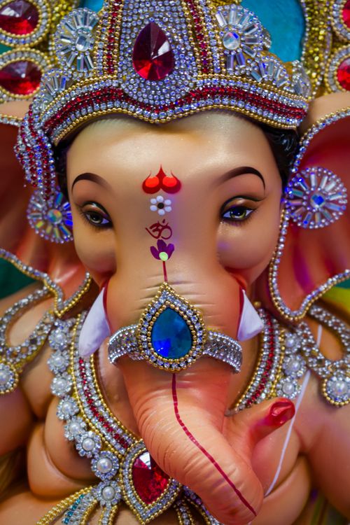 Free An intricately decorated Lord Ganesha statue adorned with jewels and vibrant colors, perfect for festival themes. Stock Photo