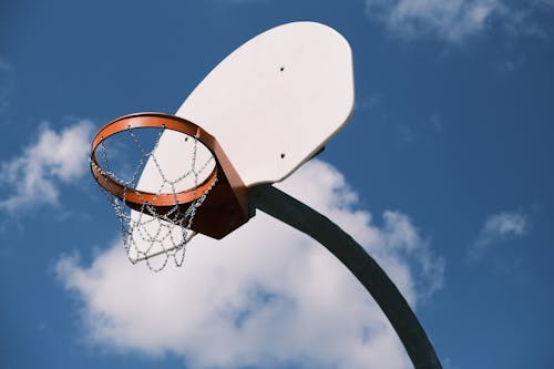 Darmowe zdjęcie z galerii z błękitne niebo, boisko do koszykówki, obręcz do koszykówki