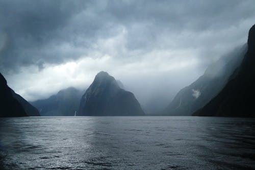 Kostenloses Stock Foto zu berge, milford klingt, stürmisches wetter