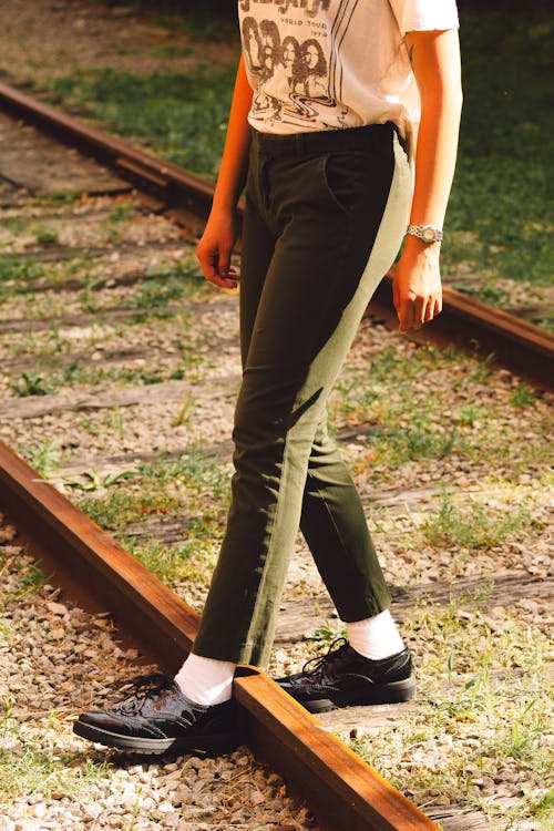 Ilmainen kuvapankkikuva tunnisteilla housut, jalat, junanrata