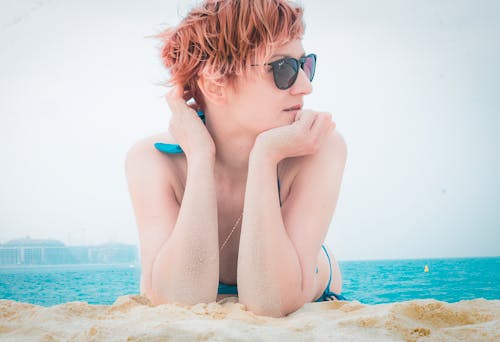 Безкоштовне стокове фото на тему «берег моря, Бікіні, біляве волосся» стокове фото
