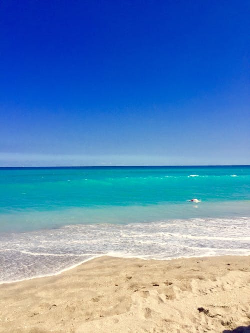 Foto d'estoc gratuïta de cel blau, cos d'aigua, horitzó