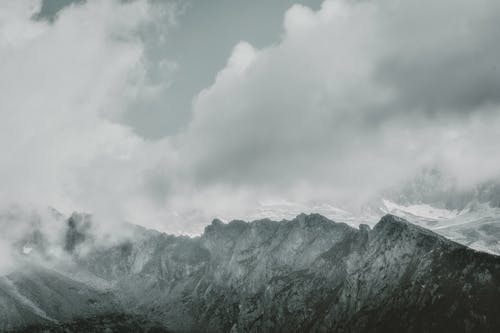 無料 灰色の山々 写真素材