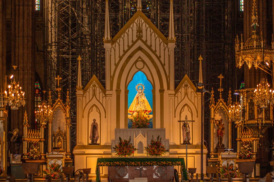 Fotomural Un altar de iglesia bellamente adornado con íconos religiosos y decoración dorada, mostrando un diseño intrincado.